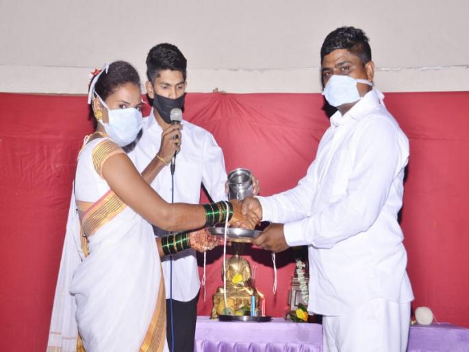 husband reached Baramati alone on a two-wheeler and completed marriage | दुचाकीवर नवरदेव एकटाच पोहचला बारामतीत; विवाहाच्या रेशीमगाठी गुंफल्या पाच जणांच्या उपस्थितीत husband reached Baramati alone on a two-wheeler and completed marriage | दुचाकीवर नवरदेव एकटाच पोहचला बारामतीत; विवाहाच्या रेशीमगाठी गुंफल्या पाच जणांच्या उपस्थितीत