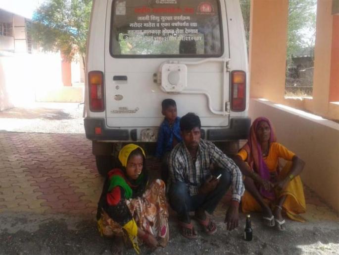 Finding Patient In Primary Health Center: Little Shahade | प्राथमिक आरोग्य केंद्रात रूग्णांची परवड : लहान शहादे Finding Patient In Primary Health Center: Little Shahade | प्राथमिक आरोग्य केंद्रात रूग्णांची परवड : लहान शहादे