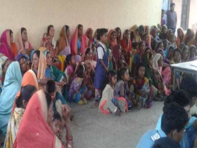 The women in small shadas were kept in the gram sabhas for drinking | दारूबंदीसाठी लहान शहादे येथे महिलांचा ग्रामसभेत ठिय्या The women in small shadas were kept in the gram sabhas for drinking | दारूबंदीसाठी लहान शहादे येथे महिलांचा ग्रामसभेत ठिय्या