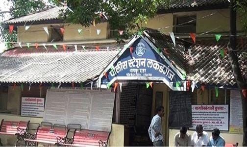 Fadnavis' letter to CM; Assault lady advocate in police station | पोलीस ठाण्यात मारहाण प्रकरण चिघळणार : फडणवीसांचे मुख्यमंत्र्यांना पत्र Fadnavis' letter to CM; Assault lady advocate in police station | पोलीस ठाण्यात मारहाण प्रकरण चिघळणार : फडणवीसांचे मुख्यमंत्र्यांना पत्र