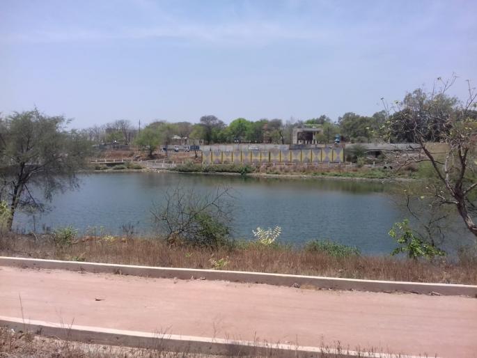 lakes renovation stopped in buldhana | इंग्रजकालीन तलावाचे सुशोभिकरण फसले गाळात! lakes renovation stopped in buldhana | इंग्रजकालीन तलावाचे सुशोभिकरण फसले गाळात!