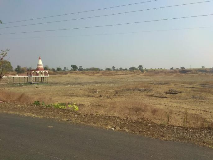 Due to drought: lakes dried up in washim | दुष्काळाच्या झळा: भर जहॉगिर परिसरातील तलाव कोरडे Due to drought: lakes dried up in washim | दुष्काळाच्या झळा: भर जहॉगिर परिसरातील तलाव कोरडे