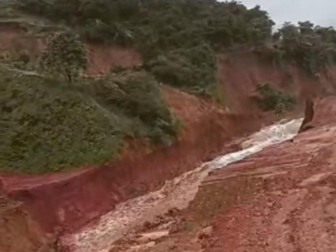 The lake overflowed at Shembavane Guravwadi in Shahuwadi taluka, causing damage to 25 acres of paddy fields | Kolhapur: तलावाचा भराव गेला वाहून, २५ एकर भातशेतीचे नुकसान; शेतकऱ्यांतून संताप The lake overflowed at Shembavane Guravwadi in Shahuwadi taluka, causing damage to 25 acres of paddy fields | Kolhapur: तलावाचा भराव गेला वाहून, २५ एकर भातशेतीचे नुकसान; शेतकऱ्यांतून संताप