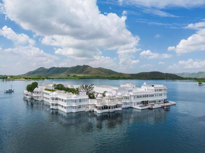 Rajasthan! You will be amazed to hear the fare of 'this' hotel in Udaipur, you will buy a four wheeler for this much money | अबब! उदयपूरच्या 'या' हॉटेलचे भाडे ऐकून थक्क व्हाल, एवढ्या पैशात चारचाकी खरेदी कराल... Rajasthan! You will be amazed to hear the fare of 'this' hotel in Udaipur, you will buy a four wheeler for this much money | अबब! उदयपूरच्या 'या' हॉटेलचे भाडे ऐकून थक्क व्हाल, एवढ्या पैशात चारचाकी खरेदी कराल...