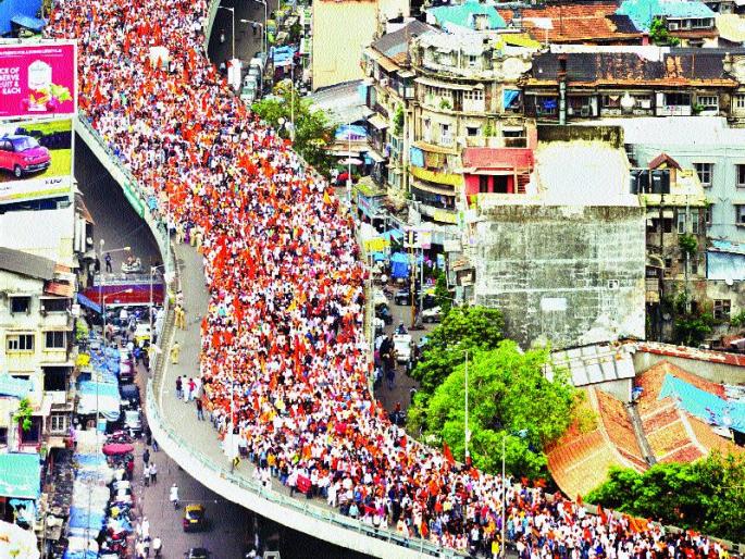 A Maratha wave Maratha, a crowded record! | एक मराठा लाट मराठा,  गर्दीचा विक्रम मोडीत! A Maratha wave Maratha, a crowded record! | एक मराठा लाट मराठा,  गर्दीचा विक्रम मोडीत!