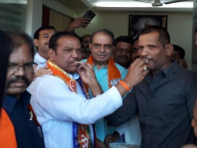 ... in such a manner that the two Swords in the same dimension | ... ‘अशा ’ प्रकारे मावळात विसावल्या एकाच म्यानात दोन तलवारी ... in such a manner that the two Swords in the same dimension | ... ‘अशा ’ प्रकारे मावळात विसावल्या एकाच म्यानात दोन तलवारी