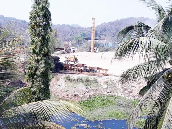 To take in the beauty of the river Lakshmi; Illegal filing from Mafia | लक्ष्मी नदीचे सौंदर्य लयास; माफियांकडून बेकायदा भराव To take in the beauty of the river Lakshmi; Illegal filing from Mafia | लक्ष्मी नदीचे सौंदर्य लयास; माफियांकडून बेकायदा भराव