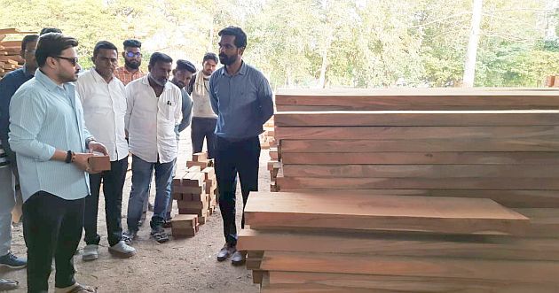 Doors and windows of Ram temples in Ayodhya will be made from Gadchiroli wood | अयोध्येतील राम मंदिरांचे दरवाजे व खिडक्या बनणार गडचिरोलीतील लाकडांपासून Doors and windows of Ram temples in Ayodhya will be made from Gadchiroli wood | अयोध्येतील राम मंदिरांचे दरवाजे व खिडक्या बनणार गडचिरोलीतील लाकडांपासून