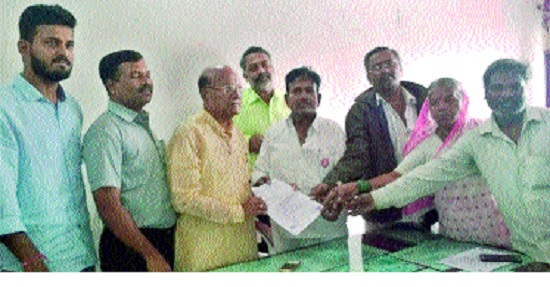 Demand for homeless people in Kurundwad: Demand for Lalbhatta Union | कुरुंदवाडमधील बेघरांना जागा द्या नगराध्यक्षांकडे मागणी : लालबावटा युनियन Demand for homeless people in Kurundwad: Demand for Lalbhatta Union | कुरुंदवाडमधील बेघरांना जागा द्या नगराध्यक्षांकडे मागणी : लालबावटा युनियन