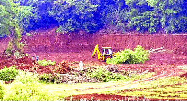Red soil excavation on the banks of trees: Saras Kartal of trees | नदीकाठी लाल मातीचे उत्खनन वृक्षांच्या मुळावर : झाडांची सर्रास कत्तल