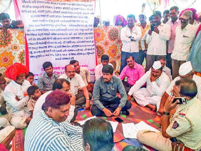 The shepherd community obstructs ground menace | मेंढपाळ समाजाने जमीनमोजणी रोखली The shepherd community obstructs ground menace | मेंढपाळ समाजाने जमीनमोजणी रोखली