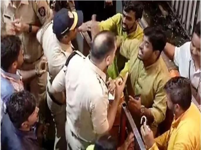 The workers of Lalbaugcha Raja Mandal will have to deal with the police | ‘लालबागचा राजा’ मंडळातील कार्यकर्त्यांना पोलिसांशी हुज्जत घालणं पडणार महागात The workers of Lalbaugcha Raja Mandal will have to deal with the police | ‘लालबागचा राजा’ मंडळातील कार्यकर्त्यांना पोलिसांशी हुज्जत घालणं पडणार महागात