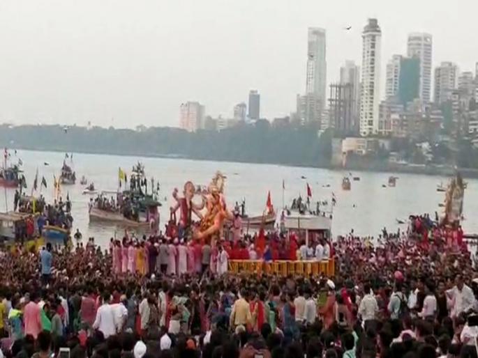 Lalbaugcha Raja : A boat sunk during Lalbaugcha Raja Visarjan | Lalbaugcha Raja Visarjan: लालबागच्या राजाच्या विसर्जनादरम्यान एक बोट बुडाली Lalbaugcha Raja : A boat sunk during Lalbaugcha Raja Visarjan | Lalbaugcha Raja Visarjan: लालबागच्या राजाच्या विसर्जनादरम्यान एक बोट बुडाली