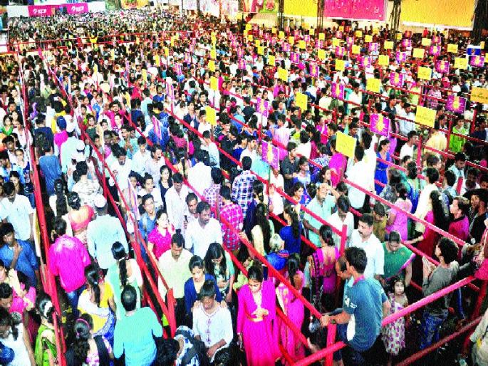 The last Sunday of Ganeshotsav was celebrated by MNS | गणेशोत्सवातील अखेरच्या रविवारी मुंबापुरीत गणेशभक्तांचा महापूर The last Sunday of Ganeshotsav was celebrated by MNS | गणेशोत्सवातील अखेरच्या रविवारी मुंबापुरीत गणेशभक्तांचा महापूर