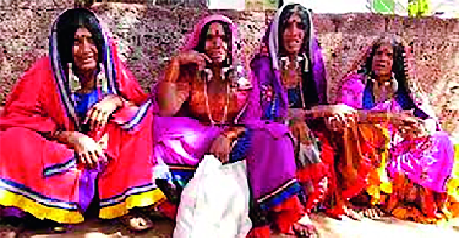 A step ahead of society; The determination of dowry- | लमाण समाजाचे एक पाऊल पुढे; हुंडाबंदीचा निर्धार-: टोकाचा विरोध झुगारून चांगला प्रतिसाद A step ahead of society; The determination of dowry- | लमाण समाजाचे एक पाऊल पुढे; हुंडाबंदीचा निर्धार-: टोकाचा विरोध झुगारून चांगला प्रतिसाद