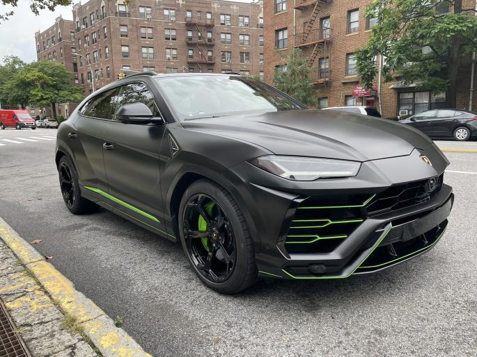 America : Lamborghini car stolen from parking came back after 5 hours | सेलिब्रिटीची कोट्यावधी रूपयांची कार घेऊन 'फरार' झाला पार्किंग कर्मचारी आणि मग.... America : Lamborghini car stolen from parking came back after 5 hours | सेलिब्रिटीची कोट्यावधी रूपयांची कार घेऊन 'फरार' झाला पार्किंग कर्मचारी आणि मग....