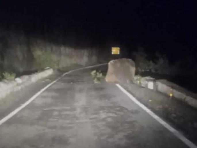 there is a big boulder on the road In Ambolit Ghat, Fear of falling before monsoon | आंबोलीत घाटात दरडीचा भला मोठा दगड रस्त्यावर, पावसाळ्यापूर्वीच पडझडीच्या घटनेने भीती