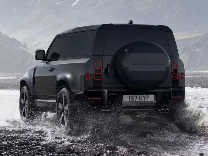 Awesome land rover defender to get cheaper by up to rs 18 lakh 60 thousand after gst reforms know about How much will it cost now | जबरदस्त...! तब्बल 18.60 लाख रुपयांनी स्वस्त झाली अ‍ॅक्टर्स अन् नेत्यांच्या आवडीची ही ढासू SUV; आता किती रुपयांना मिळणार? जाणून घ्या