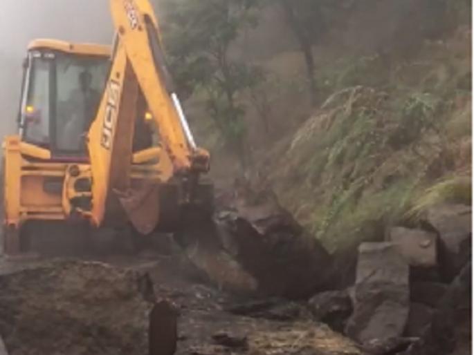land slide in Pasrani Ghat | पसरणी घाटात दरड कोसळली, दोन तासानंतर वाहतूक सुरळीत land slide in Pasrani Ghat | पसरणी घाटात दरड कोसळली, दोन तासानंतर वाहतूक सुरळीत