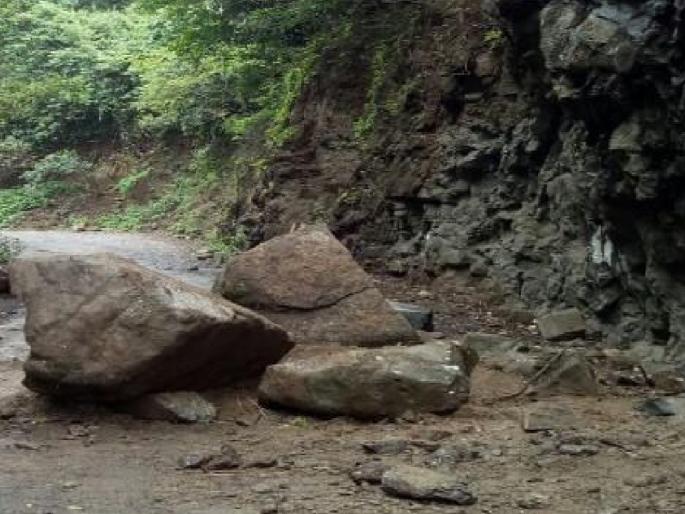 Mountain ravines collapse on Vazoli-Dakewadi road in Satara | Satara: वाझोली-डाकेवाडी रस्त्यावर डोंगराच्या दरडी कोसळल्या, ग्रामस्थांमध्ये भीतीचे वातावरण  Mountain ravines collapse on Vazoli-Dakewadi road in Satara | Satara: वाझोली-डाकेवाडी रस्त्यावर डोंगराच्या दरडी कोसळल्या, ग्रामस्थांमध्ये भीतीचे वातावरण