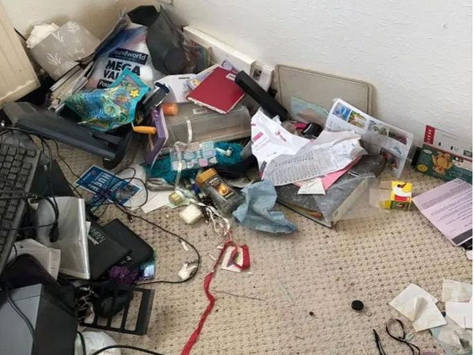 OMG! Landlord faces 30000 bill tenants left property in Britain | भाडेकरुने घराची अशी काही लावली वाट, खर्च पाहून घरमालक गेला 'कोमात'... OMG! Landlord faces 30000 bill tenants left property in Britain | भाडेकरुने घराची अशी काही लावली वाट, खर्च पाहून घरमालक गेला 'कोमात'...