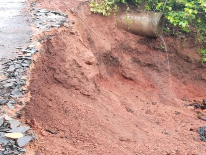 Kumbharmath Chipi sea highway landslides, continuous rain continues in Sindhudurg district | कुंभारमाठ–चिपी सागरी महामार्गावर दरड कोसळली, सिंधुदुर्ग जिल्ह्यात पावसाची संततधार सुरूच  Kumbharmath Chipi sea highway landslides, continuous rain continues in Sindhudurg district | कुंभारमाठ–चिपी सागरी महामार्गावर दरड कोसळली, सिंधुदुर्ग जिल्ह्यात पावसाची संततधार सुरूच