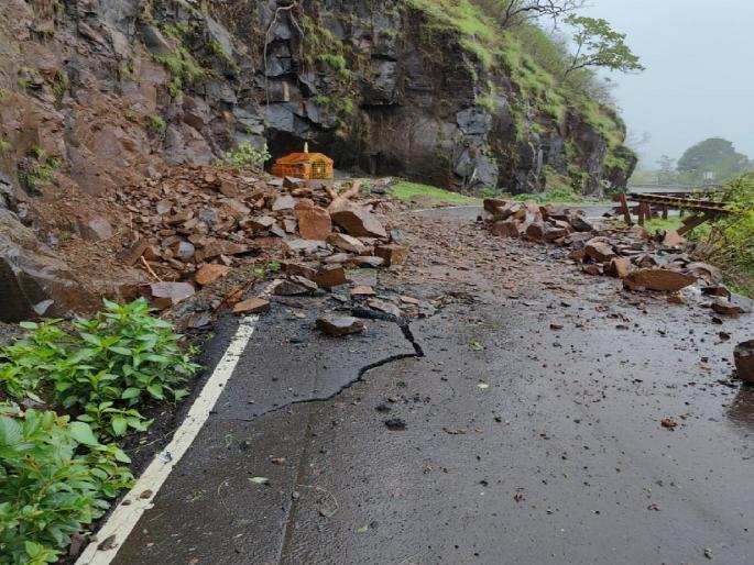 Mahabaleshwar-Poladpur Ghat road closed for traffic, traffic diverted via 'Ya' | महाबळेश्वर-पोलादपूर घाटरस्ता वाहतूकीसाठी बंद, 'या' मार्गे वाहतूक वळविली Mahabaleshwar-Poladpur Ghat road closed for traffic, traffic diverted via 'Ya' | महाबळेश्वर-पोलादपूर घाटरस्ता वाहतूकीसाठी बंद, 'या' मार्गे वाहतूक वळविली
