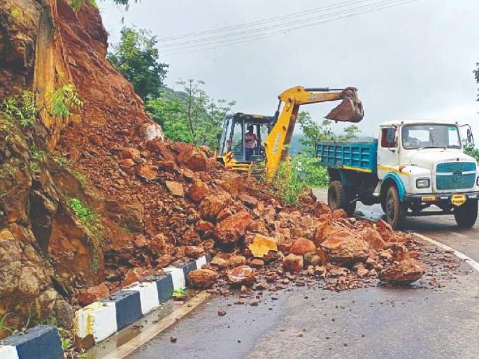 Risk of landslides collapse, on the other hand the condition of the protective rock | Satara: एकीकडे दरडी कोसळण्याचा धोका, दुसरीकडे संरक्षक कठड्याची दुरवस्था! Risk of landslides collapse, on the other hand the condition of the protective rock | Satara: एकीकडे दरडी कोसळण्याचा धोका, दुसरीकडे संरक्षक कठड्याची दुरवस्था!
