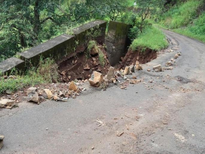 Sindhudurg: Vaibhavwadi-Umbard road hits for an hour; In Kambale, Karnal damaged the electricity at home | सिंधुदुर्ग: वैभववाडी-उंबर्डे मार्ग तासभर ठप्प; खांबाळेत, करुळमध्ये घरावर वीज कोसळली Sindhudurg: Vaibhavwadi-Umbard road hits for an hour; In Kambale, Karnal damaged the electricity at home | सिंधुदुर्ग: वैभववाडी-उंबर्डे मार्ग तासभर ठप्प; खांबाळेत, करुळमध्ये घरावर वीज कोसळली