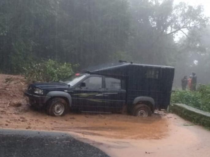 Landslide on the police van In Amboli Ghat | आंबोली घाटात पोलिस व्हॅनवरच कोसळली दरड, मोठा अनर्थ टळला Landslide on the police van In Amboli Ghat | आंबोली घाटात पोलिस व्हॅनवरच कोसळली दरड, मोठा अनर्थ टळला