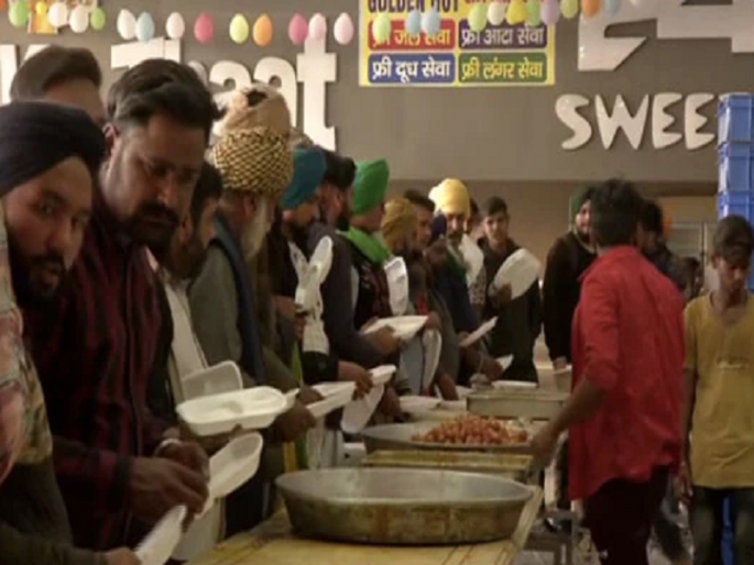'This' person spend Rs. 4 lakhs per day on farmers meals on singhu border | 'हा' व्यक्ती शेतकऱ्यांच्या जेवणावर दररोज खर्च करायचा 4 लाख रुपये, वर्षभर चालवला लंगर 'This' person spend Rs. 4 lakhs per day on farmers meals on singhu border | 'हा' व्यक्ती शेतकऱ्यांच्या जेवणावर दररोज खर्च करायचा 4 लाख रुपये, वर्षभर चालवला लंगर