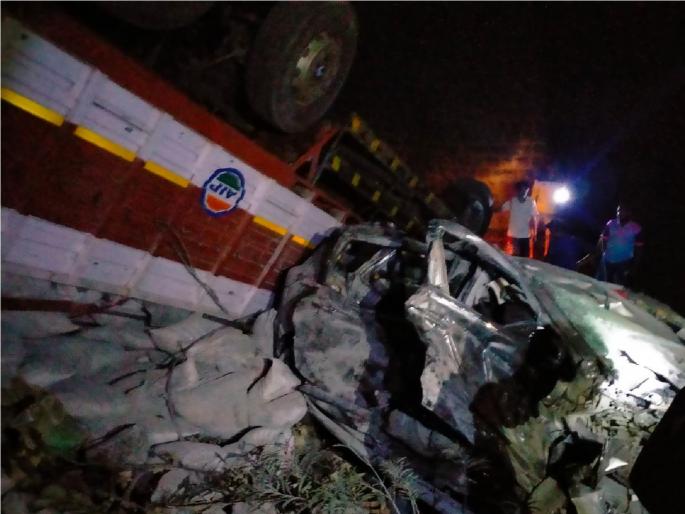 The truck hit the car due to brake failure Three killed, Accident on the Anjani bridge in Lanja | ब्रेक निकामी झाल्याने ट्रकची कारला धडक, तिघे जागीच ठार, लांजातील आंजणारी पुलावरील दुर्घटना The truck hit the car due to brake failure Three killed, Accident on the Anjani bridge in Lanja | ब्रेक निकामी झाल्याने ट्रकची कारला धडक, तिघे जागीच ठार, लांजातील आंजणारी पुलावरील दुर्घटना