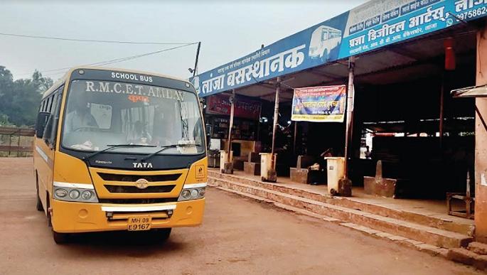Private bus service started by Lanja Depot due to strike of ST employees | ST Strike : प्रवाशांचे हाल, लांजा आगाराने सुरू केली खासगी बससेवा 