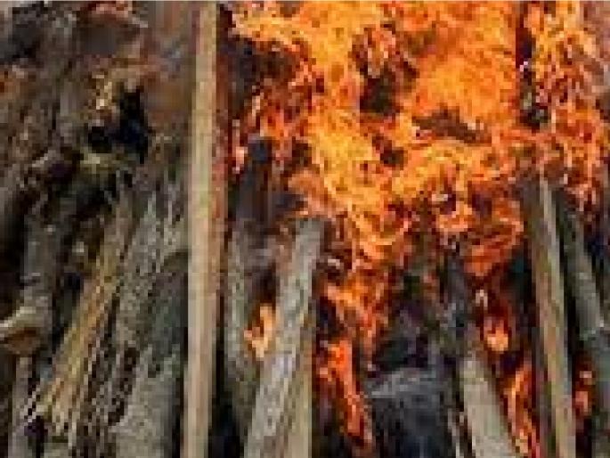 The old man committed suicide by building a pyre himself | Ratnagiri: स्वत:च चिता रचून वृद्धाने केली आत्महत्या The old man committed suicide by building a pyre himself | Ratnagiri: स्वत:च चिता रचून वृद्धाने केली आत्महत्या