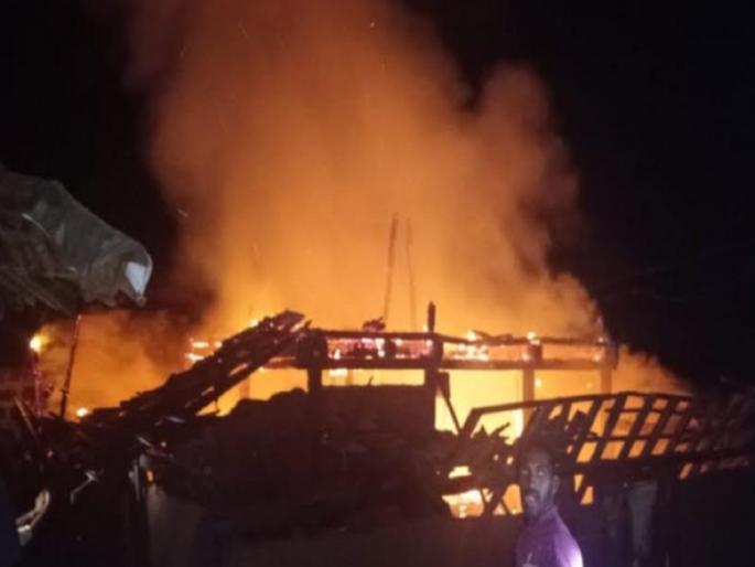 House gutted in fire caused by short circuit in Lanja Ratnagiri district, family lives in Mumbai for work | शॉर्टसर्किटमुळे लागलेल्या आगीत घर जळून खाक, कुटुंबीय कामानिमित्त राहतात मुंबईला  House gutted in fire caused by short circuit in Lanja Ratnagiri district, family lives in Mumbai for work | शॉर्टसर्किटमुळे लागलेल्या आगीत घर जळून खाक, कुटुंबीय कामानिमित्त राहतात मुंबईला