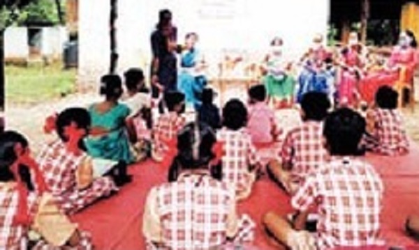 School No 2 at Vilwade in Lanja taluka bad condition | ज्ञानमंदिराची दुरावस्था, लांजातील विद्यार्थ्यांवर पटांगणात बसवून शिक्षणाचे धडे घेण्याची वेळ School No 2 at Vilwade in Lanja taluka bad condition | ज्ञानमंदिराची दुरावस्था, लांजातील विद्यार्थ्यांवर पटांगणात बसवून शिक्षणाचे धडे घेण्याची वेळ