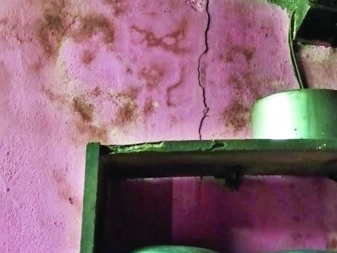 A tunnel for a well in Veral has blocked the house | वेरळमध्ये विहिरीसाठीच्या सुरुंगामुळे घराला तडे A tunnel for a well in Veral has blocked the house | वेरळमध्ये विहिरीसाठीच्या सुरुंगामुळे घराला तडे