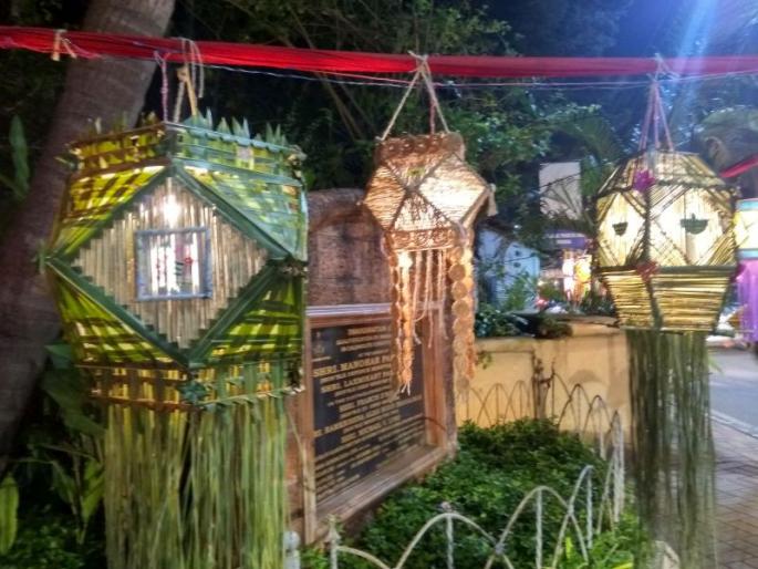 Parrikar's Parra village, decorated with traditional skydiving | पारंपरिक आकाशदिव्यांनी सजला पर्रीकरांचा पर्रा गाव, पर्यावरणाशी सांगड घालणारे आकाशदिवे रस्त्याच्या दुतर्फा मांडून साजरा केला दिव्यांचा उत्सव Parrikar's Parra village, decorated with traditional skydiving | पारंपरिक आकाशदिव्यांनी सजला पर्रीकरांचा पर्रा गाव, पर्यावरणाशी सांगड घालणारे आकाशदिवे रस्त्याच्या दुतर्फा मांडून साजरा केला दिव्यांचा उत्सव