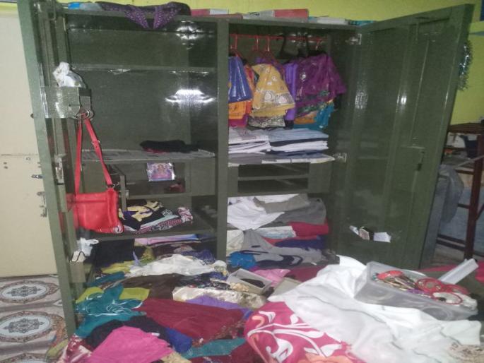 Lapsing 19,000 rupees in Faizpur | फैजपूर येथे बंद घराचा दरवाजा तोडून १९ हजार रुपये लंपास, लाखाचे दागिने सुरक्षित Lapsing 19,000 rupees in Faizpur | फैजपूर येथे बंद घराचा दरवाजा तोडून १९ हजार रुपये लंपास, लाखाचे दागिने सुरक्षित