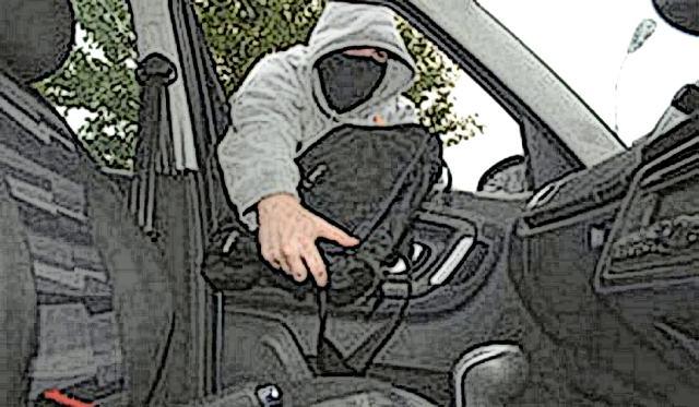 Laptops, projectors stolen from a motor vehicle | भरदिवसा मोटारीतून लॅपटॉप, प्रोजेक्टरची चोरी Laptops, projectors stolen from a motor vehicle | भरदिवसा मोटारीतून लॅपटॉप, प्रोजेक्टरची चोरी