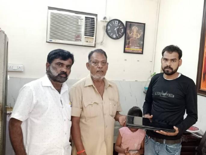 The rickshaw puller made a show of honesty; The forgotten laptop was returned to the passenger | रिक्षाचालकाने घडविले प्रामाणिकपणाचे दर्शन; विसरलेला लॅपटॉप प्रवाशाला केला परत The rickshaw puller made a show of honesty; The forgotten laptop was returned to the passenger | रिक्षाचालकाने घडविले प्रामाणिकपणाचे दर्शन; विसरलेला लॅपटॉप प्रवाशाला केला परत