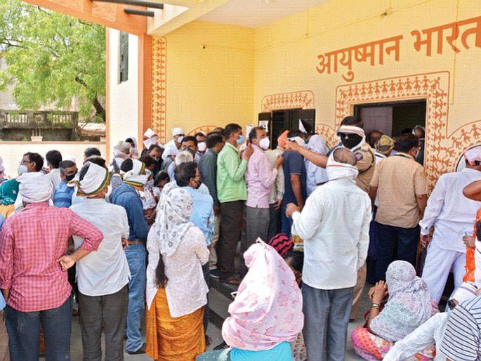 To the seniors at the speed of the second Dose says rajesh tope | ज्येष्ठांना दुसरा डाेस वेगानं; तरुणांनाे, घ्या जरा दमानं!पुरवठा झाल्यास २० मेनंतर पुन्हा लसीकरण To the seniors at the speed of the second Dose says rajesh tope | ज्येष्ठांना दुसरा डाेस वेगानं; तरुणांनाे, घ्या जरा दमानं!पुरवठा झाल्यास २० मेनंतर पुन्हा लसीकरण