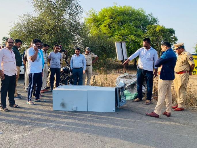 Thieves stole ATM with cash worth lakhs, Nashik police chased it... | चोरांनी लाखोंची कॅश असलेले एटीएम पळविले, नाशिक पोलिसांनी पाठलाग करताच... Thieves stole ATM with cash worth lakhs, Nashik police chased it... | चोरांनी लाखोंची कॅश असलेले एटीएम पळविले, नाशिक पोलिसांनी पाठलाग करताच...