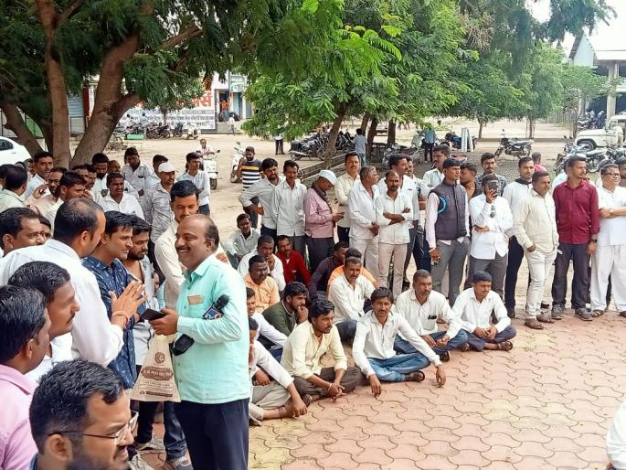 as soon as the lasalgaon onion auction starts it is closed due to low price | लासलगावी कांदा लिलाव सुरू होताच कमी दरामुळे पाडले बंद as soon as the lasalgaon onion auction starts it is closed due to low price | लासलगावी कांदा लिलाव सुरू होताच कमी दरामुळे पाडले बंद