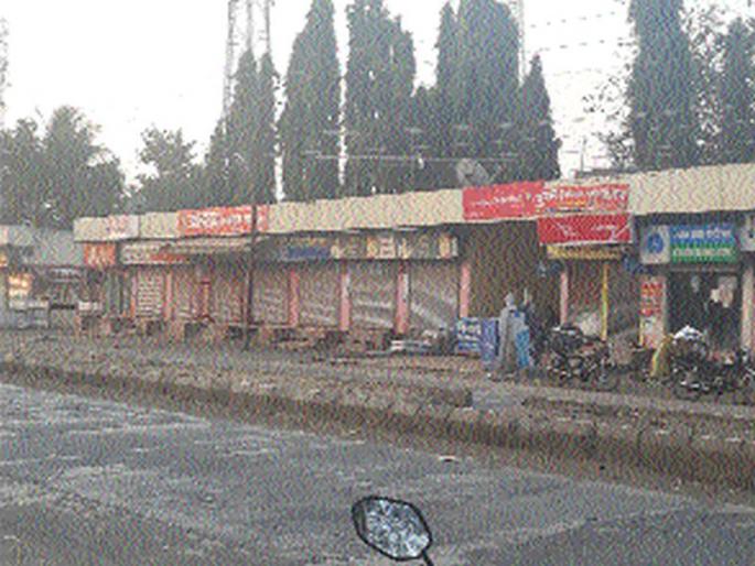 Lasalgaon bus was blasted, bursting spontaneous response | लासलगावी बसच्या काचा फोडल्या, बंदला उस्फूर्त प्रतिसाद Lasalgaon bus was blasted, bursting spontaneous response | लासलगावी बसच्या काचा फोडल्या, बंदला उस्फूर्त प्रतिसाद