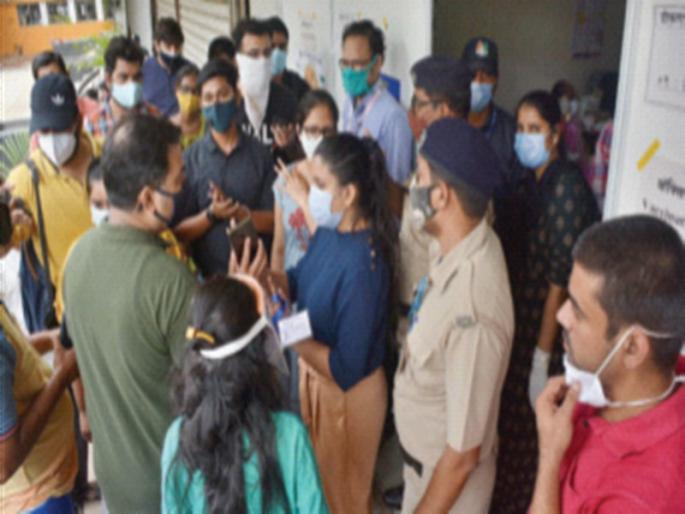 Confusion at KDMC's vaccination center | केडीएमसीच्या लसीकरण केंद्रावर गोंधळ Confusion at KDMC's vaccination center | केडीएमसीच्या लसीकरण केंद्रावर गोंधळ