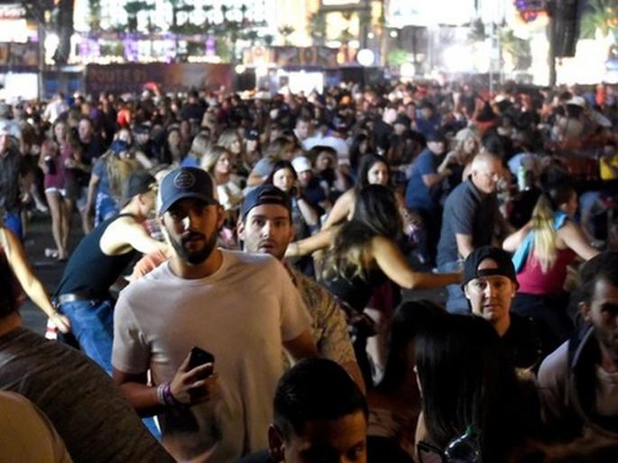 Las Vegas attack: The cameras were put in the room by the perpetrator | लास वेगास हल्ला : हल्लेखोराने आपल्या रूममध्ये लावले होते कॅमेरे Las Vegas attack: The cameras were put in the room by the perpetrator | लास वेगास हल्ला : हल्लेखोराने आपल्या रूममध्ये लावले होते कॅमेरे