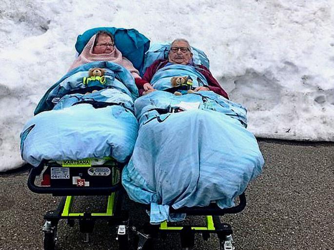 Dutch couple helps 14000 terminally ill patients fulfil dying wishes | क्या बात! लोकांची शेवटची इच्छा पूर्ण करणारं जोडपं, जमेल ते करून १४ हजार लोकांची केली मदत!