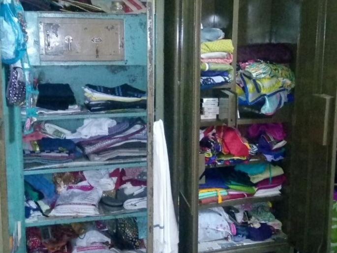 Thieves at Trasport's home in Losar station, Lumpas lost their lives | लासूर स्टेशन येथे व्यापाऱ्याच्या घरी चोरी, लाखोचा ऐवज लंपास Thieves at Trasport's home in Losar station, Lumpas lost their lives | लासूर स्टेशन येथे व्यापाऱ्याच्या घरी चोरी, लाखोचा ऐवज लंपास