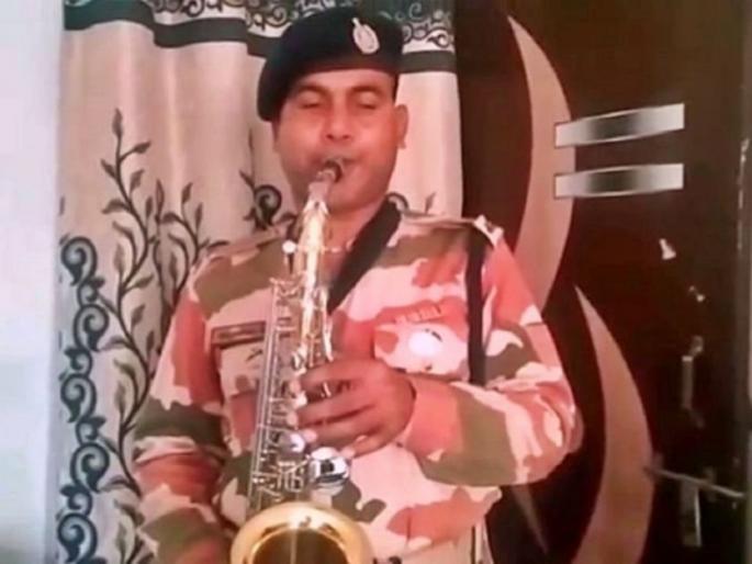 ITBP constable performs a rendition of ‘Ae mere watan ke logon’ as tribute to Lata Mangeshkar video goes viral | ए मेरे वतन के लोगो! ITBP जवानाची लता मंगेशकर यांना अनोखी श्रद्धांजली, पाहुन डोळे पाणावतील ITBP constable performs a rendition of ‘Ae mere watan ke logon’ as tribute to Lata Mangeshkar video goes viral | ए मेरे वतन के लोगो! ITBP जवानाची लता मंगेशकर यांना अनोखी श्रद्धांजली, पाहुन डोळे पाणावतील